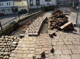 Pflaster- und Treppenarbeiten an St. Crescentius (Foto:Karl-Franz Thiede)